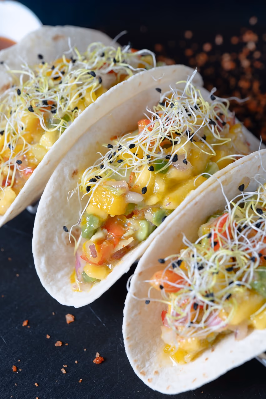 Tacos Paprika con pipirrana de mango