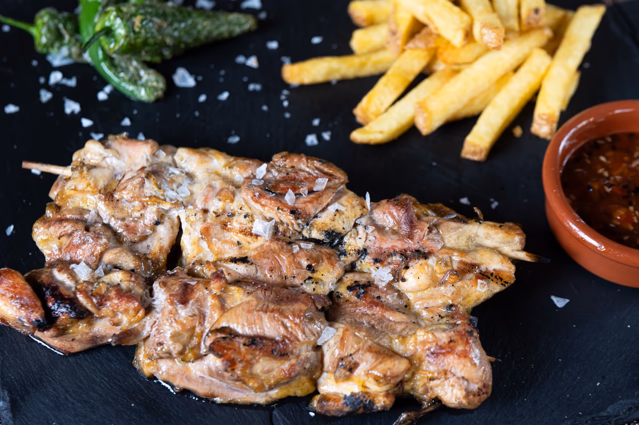 Brochette de pollo al Josper con patatas