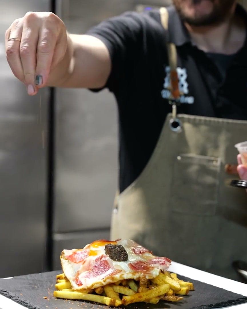 El chef espolvoreando un plato en la cocina de Paprika Realejo